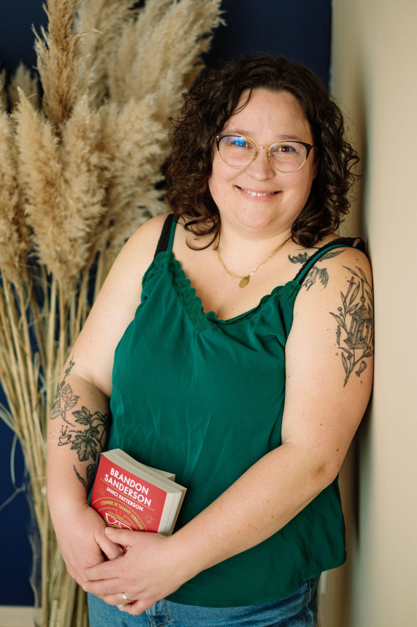 Célie avec un livre